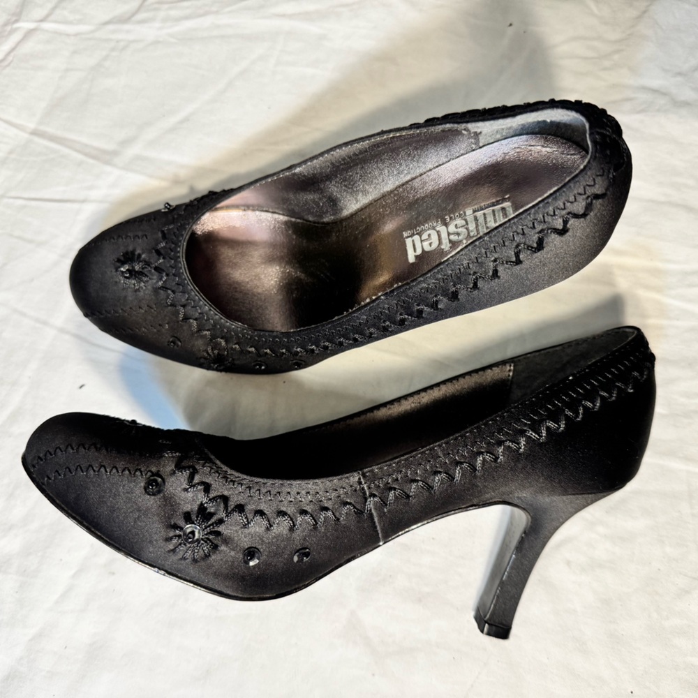 Sold Vintage Unlisted Black Satin Embellished Round Toe Heels Size 7 Women’s Y2K - Picture 5 of 8